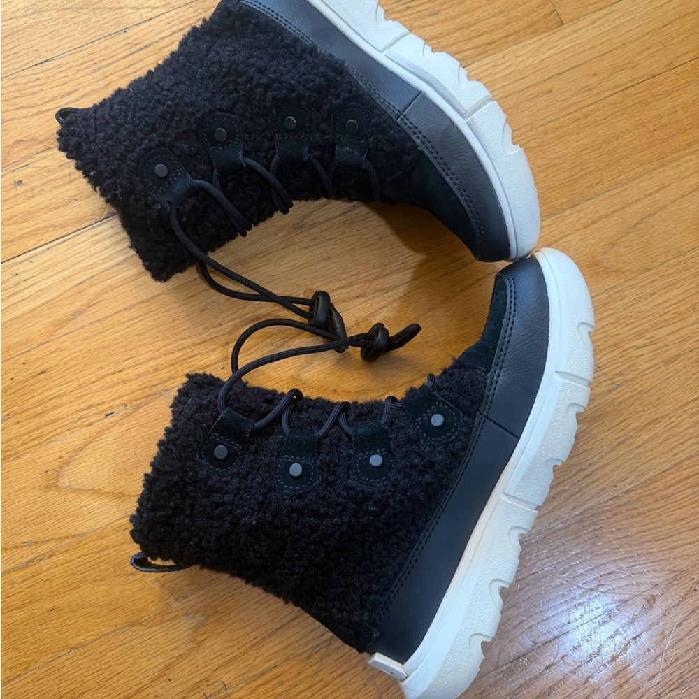 Sorel Black youth joanne cozy boots size 2